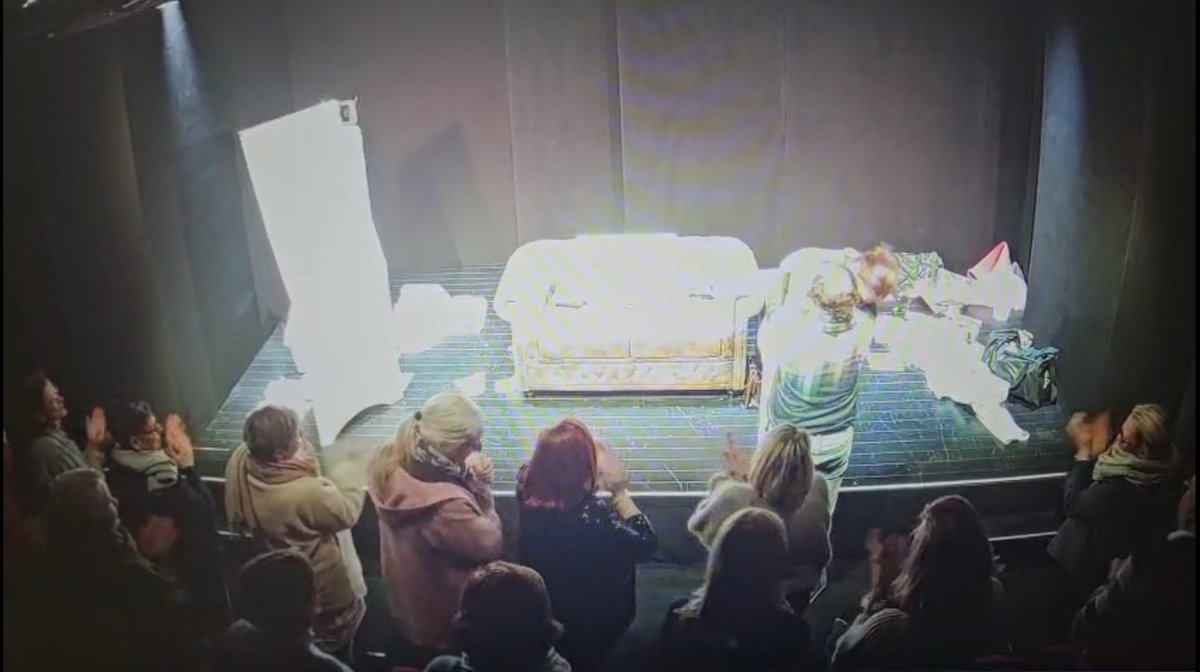 The final curtain fell. This is how it looked like. A 5min standing ovation, your best friend in the first row and me, bursting into tears when the last word was said and the lights switched off. Deeply grateful for these last months, for 21 soloshows and about 1600 visitors.😢