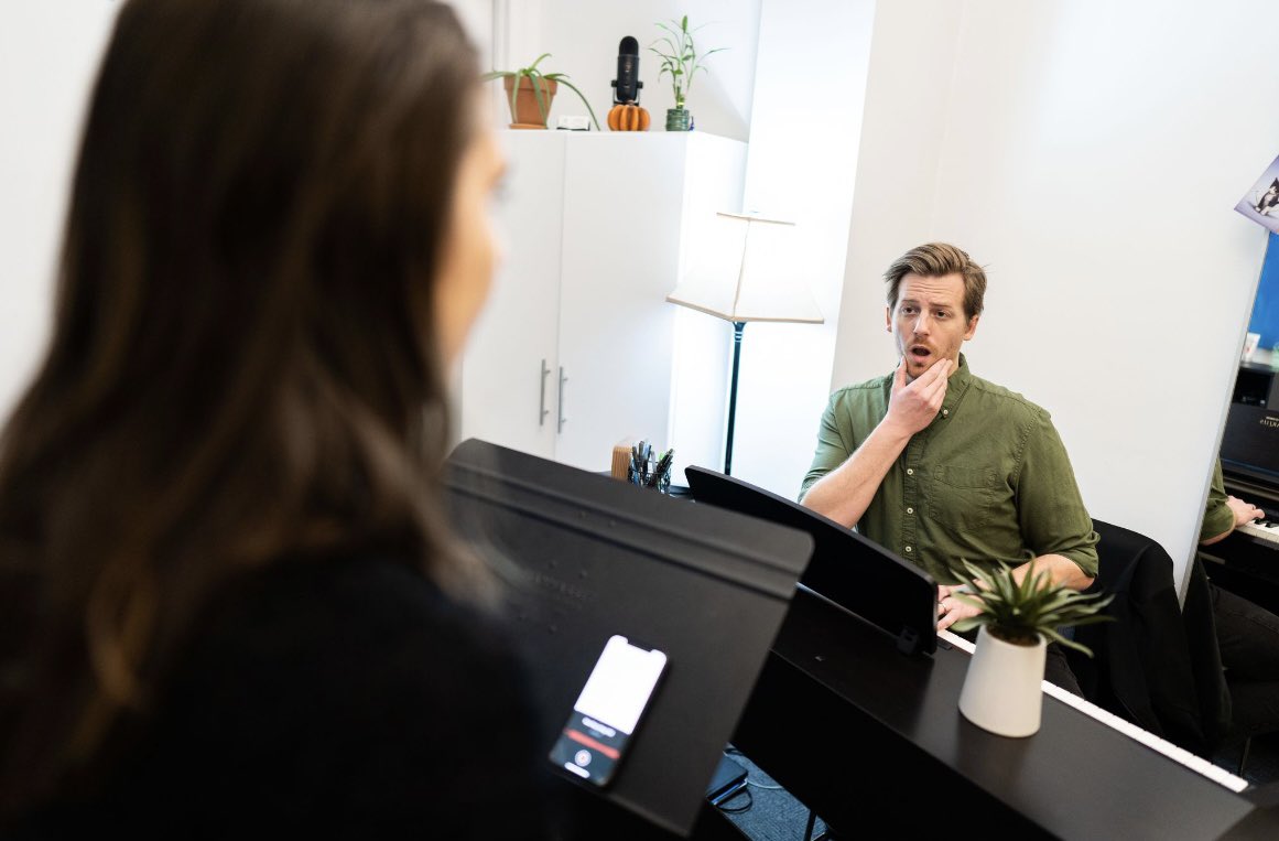 Hey Singers! We’ve got 3 new Vocal Articles to share with you!🎤

Finding Your Style - newyorkvocalcoaching.com/article/findin…

Voice (&amp; beyond) Care Team: Who's Who? - newyorkvocalcoaching.com/article/voice-…

Practicing in Your Car: Making the Most of It - newyorkvocalcoaching.com/article/practi…

Enjoy!😃