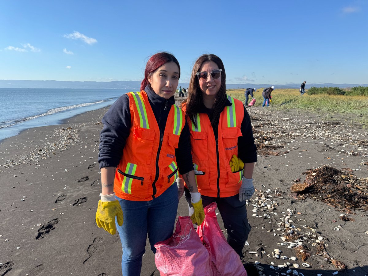 En el Día Mundial de la Educación Ambiental, recordamos las dos jornadas de limpieza de la playa Isla de los Reyes en las que participamos en 2025. A través de la Mesa Técnica de Promoción e Integración con el Medio, Armada de Chile y la Municipalidad de Talcahuano.