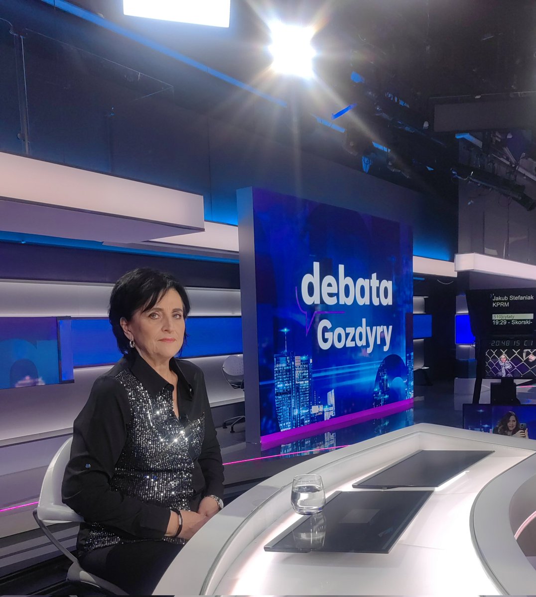 #debatagozdyry 
Katarzyna Śliwa-Łobacz, Fundacja Mondo Cane
<a href="/MacBarBytom/">Maciej Bartków</a> 
<a href="/PolsatNewsPL/">PolsatNews.pl</a>