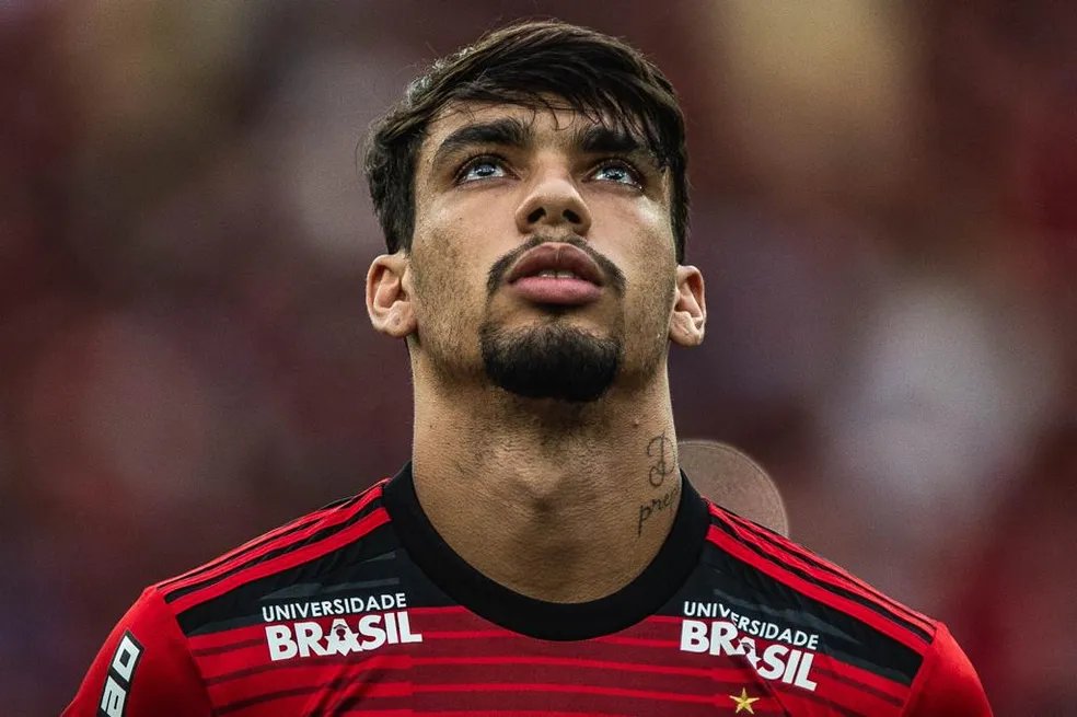 caio_fontinelle's tweet photo. ⚠️ Lucas Paquetá viaja nesta quarta-feira para o Brasil. 

Transferência será totalmente fechada amanhã (27).

O meia vestirá o Manto número 20 no seu retorno ao Mais Querido. https://t.co/ztAL8VaFUR