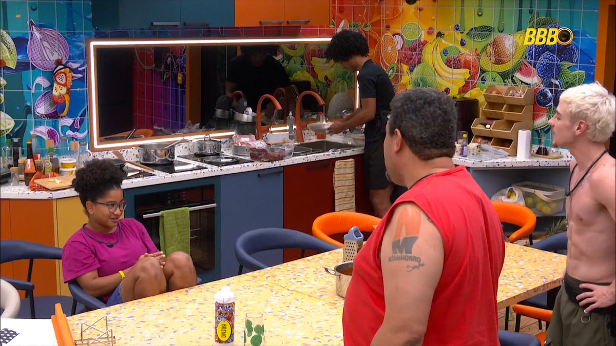 🗣 Juliano para Milena: 'Ela sabe que é gatinha'

Milena: "Você acha que um cara lindo vai me querer, juliano? Olha pra mim!"

Babu: "Ahhh, qual é!"

Juliano: "Olha o quê? Olha pra mim, eu tô com a Marina!"

Milena: "Mas você é bonito!"

Juliano: "E ela é muito mais! Você também