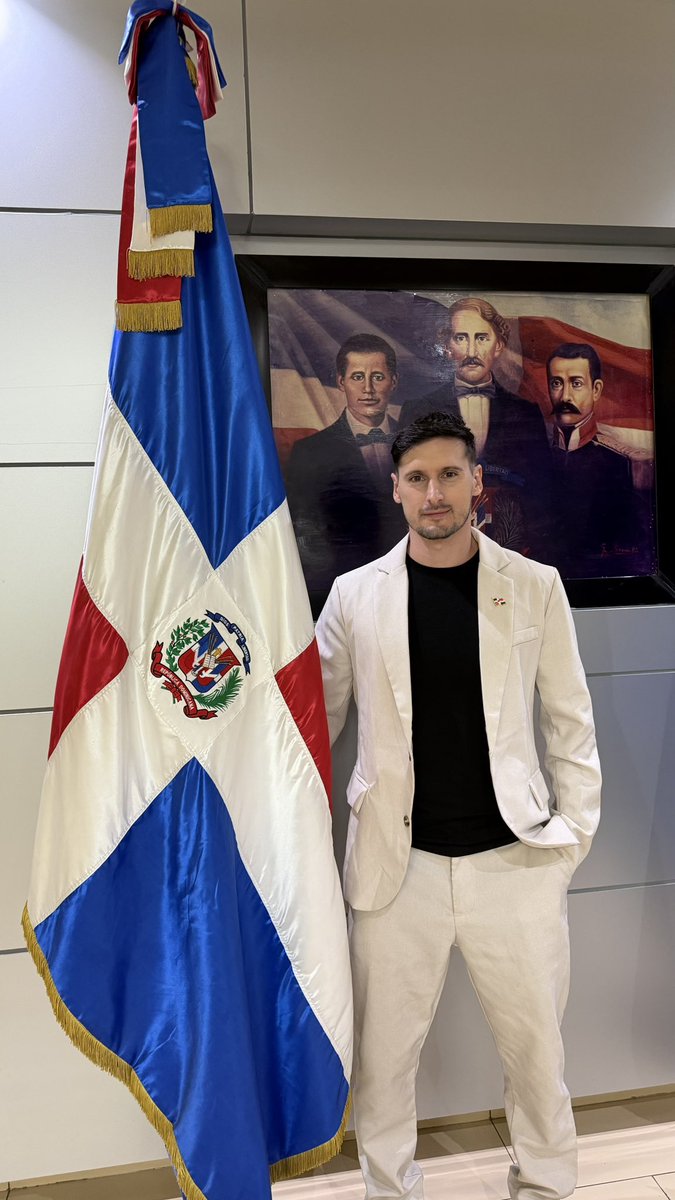 patobonato's tweet photo. “Vivir sin Patria, es lo mismo que vivir sin honor”.

Hoy honramos a Juan Pablo Duarte, Padre de la Patria dominicana 🇩🇴

Para los que no conocen sobre este patriota dominicano, les comento que esta persona, incluso siendo muy joven, ideó una nación independiente, libre y soberana.

Conformó la Sociedad La Trinitaria y lideró el movimiento independentista que dio paso al nacimiento de la República Dominicana. 

Para lograrlo involucró a sus amigos y a su familia, que hipotecó sus bienes para financiar el movimiento contrario a la ocupación haitiana de 22 años, y se comprometió con la causa hasta morir en el exilio. 

Casi dos siglos después, es un prócer en República Dominicana y los dominicanos lo aman.

Luego de varios días de estar leyendo libros dedicados a él que me han regalado los dominicanos cuando estuve ahí…me llama poderosamente la atención como todo lo que Duarte decía hace muchos años atrás SIGUE APLICANDO HOY EN DÍA !

Duarte fue el primero que “la vio” y patriotas como él ya casi no se encuentran.

Qué bueno que los dominicanos sigan honrando su nombre y no se haya perdido en el olvido como pasa en otros países con varios próceres.

Sin dudas, Juan Pablo Duarte los cuida a todos ustedes desde donde esté y les va a dar fuerzas ante este momento difícil con los haitianos.

Es increíble como un seguidor me comentó en un carrousel que subí hace unos días en Instagram, que en esa primera foto donde estoy con la bandera dominicana y los padres de la patria detrás, pareciera que ellos están detrás mío protegiéndome, guiándome desde atrás…

A eso no podemos comprobarlo, pero nada pasa por casualidad. Nada sucede por azar. Y en este día tan especial para ustedes, quería pronunciarme una vez más en favor de todos los dominicanos.

Cuentan conmigo 🤝 y deseo que al hacer visible su situación se contagien más personas que vean más de cerca lo que está pasando en la isla.