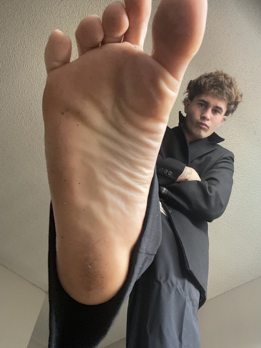 Brennerwoo19135's tweet image. if i was your boss🧎‍➡️ at work💰 i would make you lick my soles🦶 and give me your hole check🤑