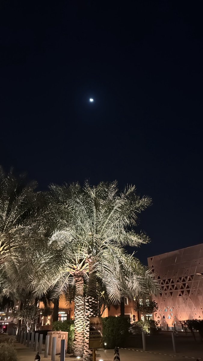 يذكرني القمر ظلك عجب ياللي ظلالك نور
وأنا اللي ماعرفت الليل لولا عتمة أهدابك 
وجلست أناظرك ما رف لي جفن تقل مسحور
أقول إن  الجمال (أنت) وكل العشق بأسبابك 🖤