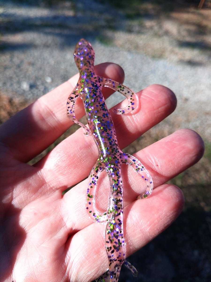 SixPoundLine tweet media