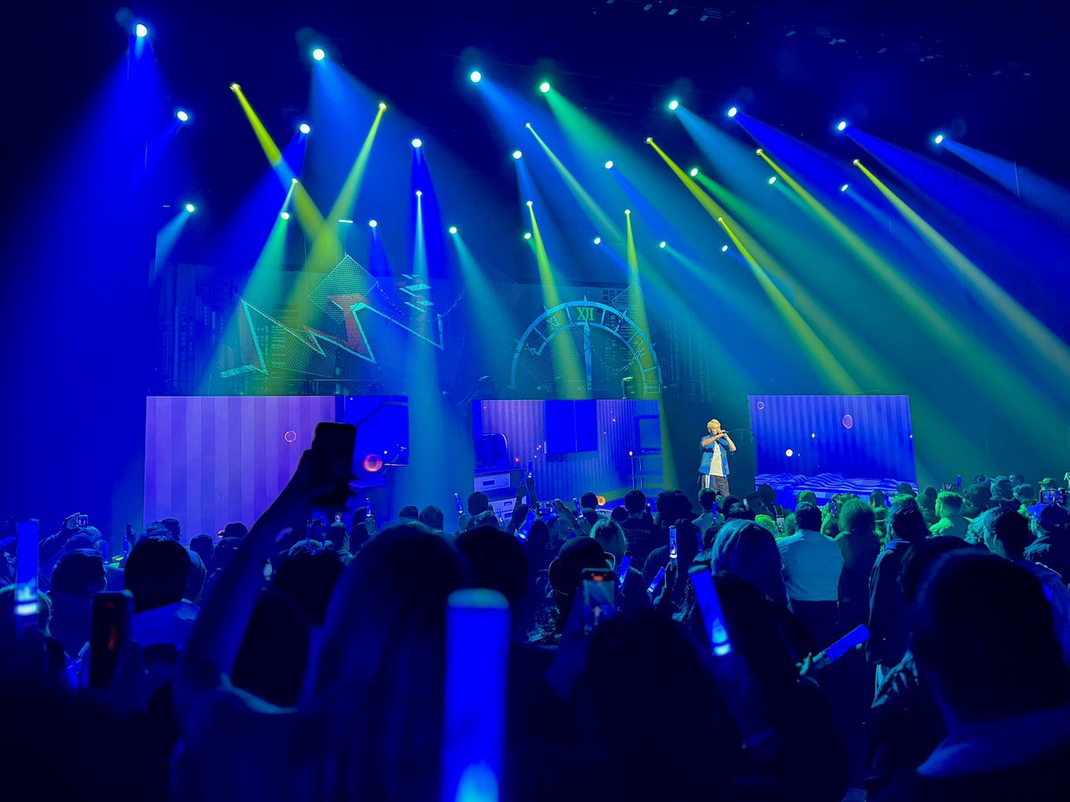 Whoever did the stage lighting at #PersonaLive2026, bless you. The vibes were immaculate. 💙💚