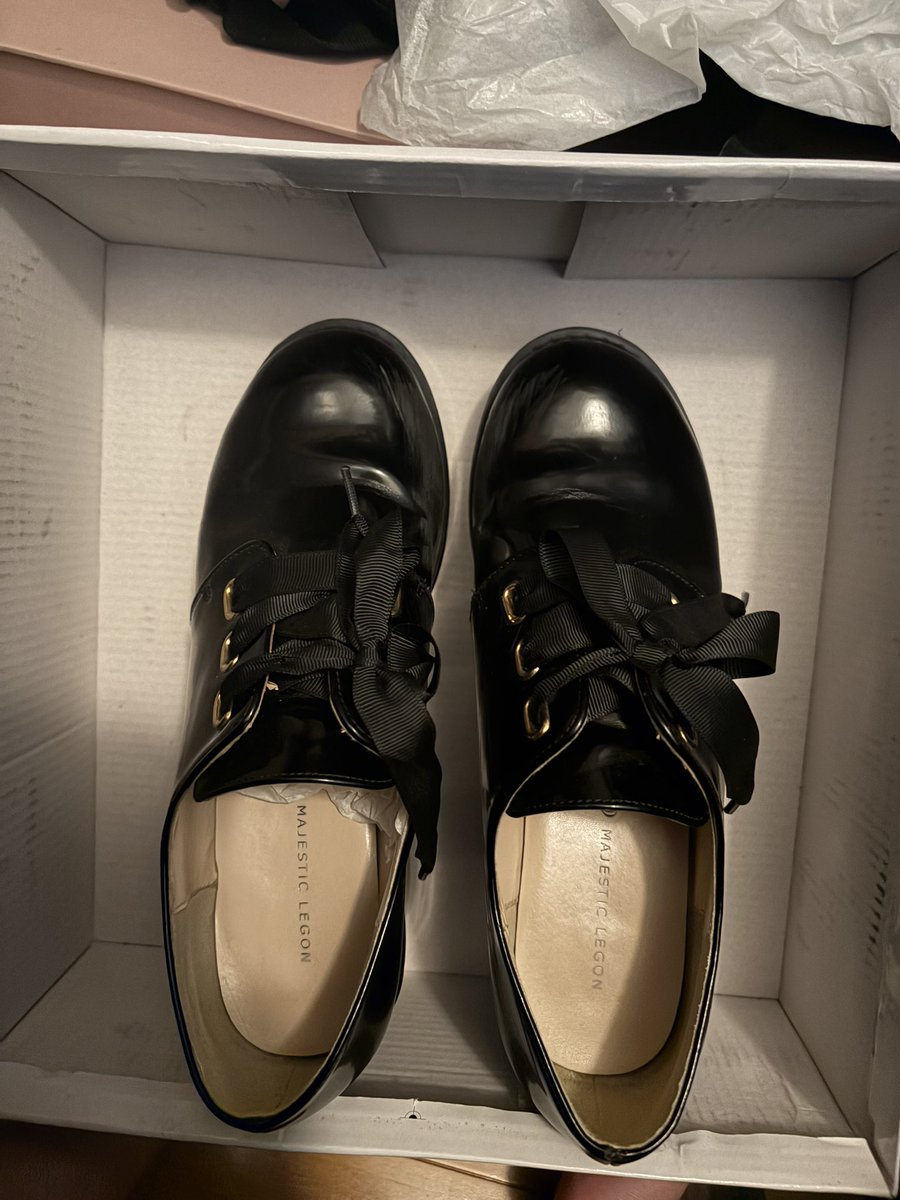 QpHpy's tweet photo. 靴履き古したやつあるので売りますDMください！引っ越す関係で早めの買い取り募集です！
#靴売ります https://t.co/frbqDaJoRE