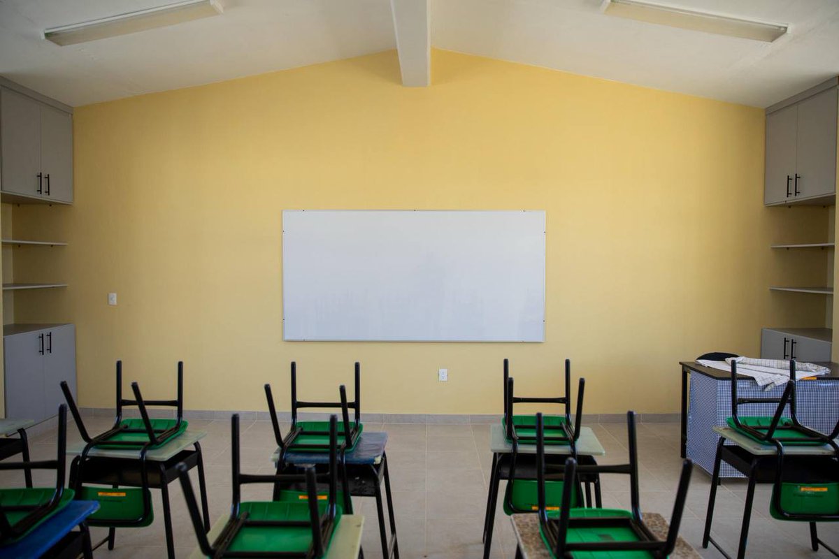 Hoy fue un día muy especial en San Sebastián de las Barrancas Norte. Después de los Honores a la Bandera entregamos 3 nuevas aulas en la primaria Aspiración Campesina, una obra que mejora las áreas educativas de más de 300 niñas y niños.

Estos espacios fueron construidos con