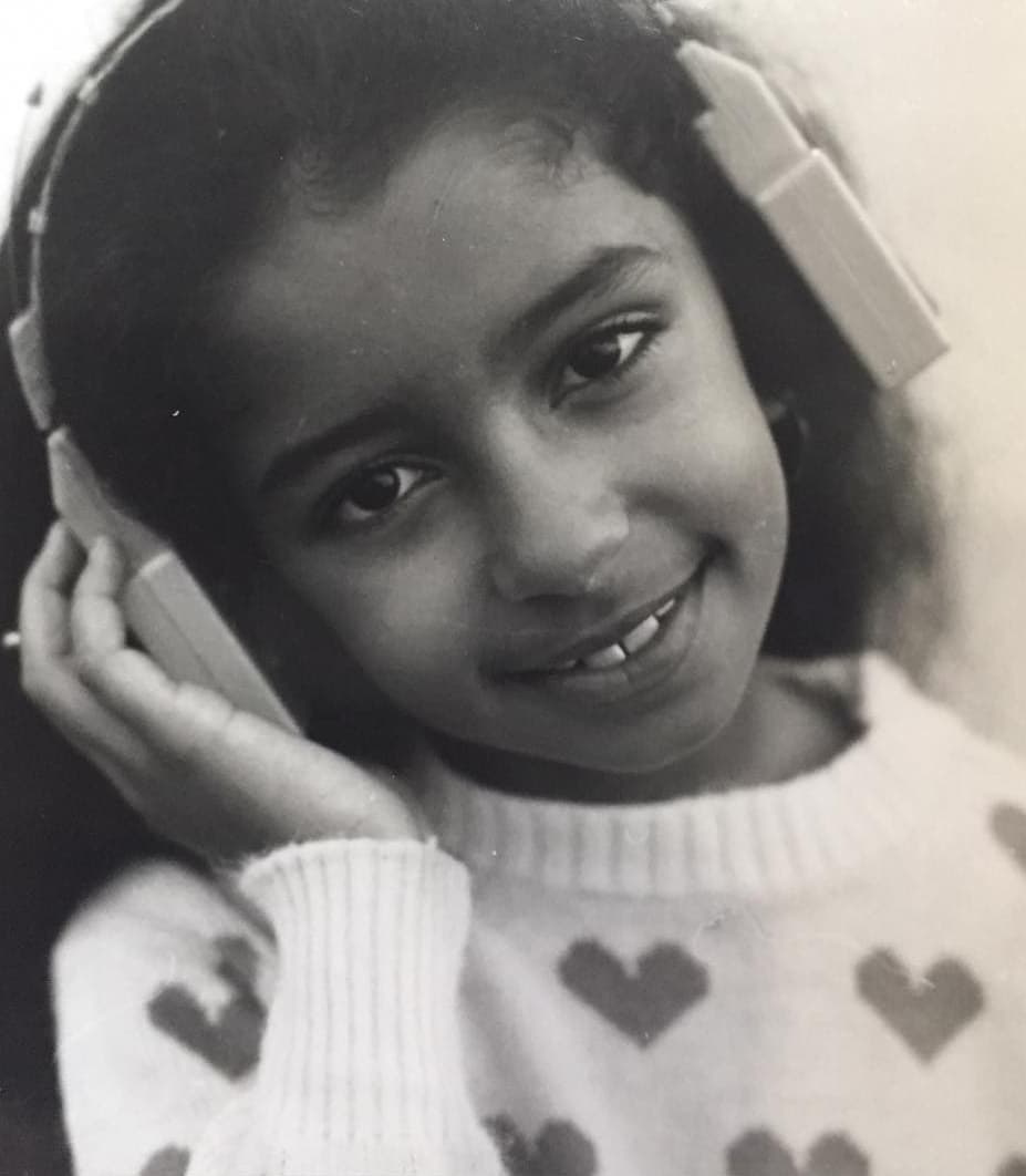 ¡Feliz cumpleaños a mi hermanita por siempre! Eres un ángel que nunca necesitó alas para volar. Estoy muy orgulloso de la mamá, artista y mujer que eres. Sigues asombrándome e inspirándome. ¡Nos vemos más tarde! 🎉 🥰 <a href="/simonebenson/">Simone Benson</a>