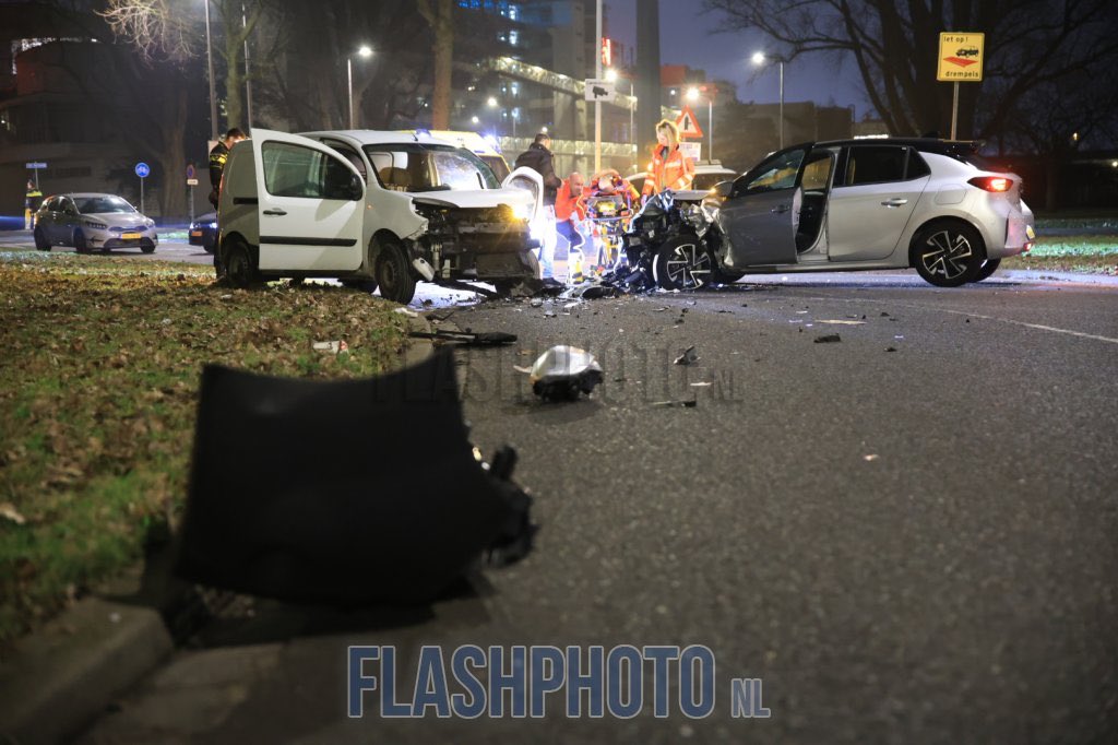 Weg afgesloten na frontale aanrijding met twee gewonden in Rotterdam