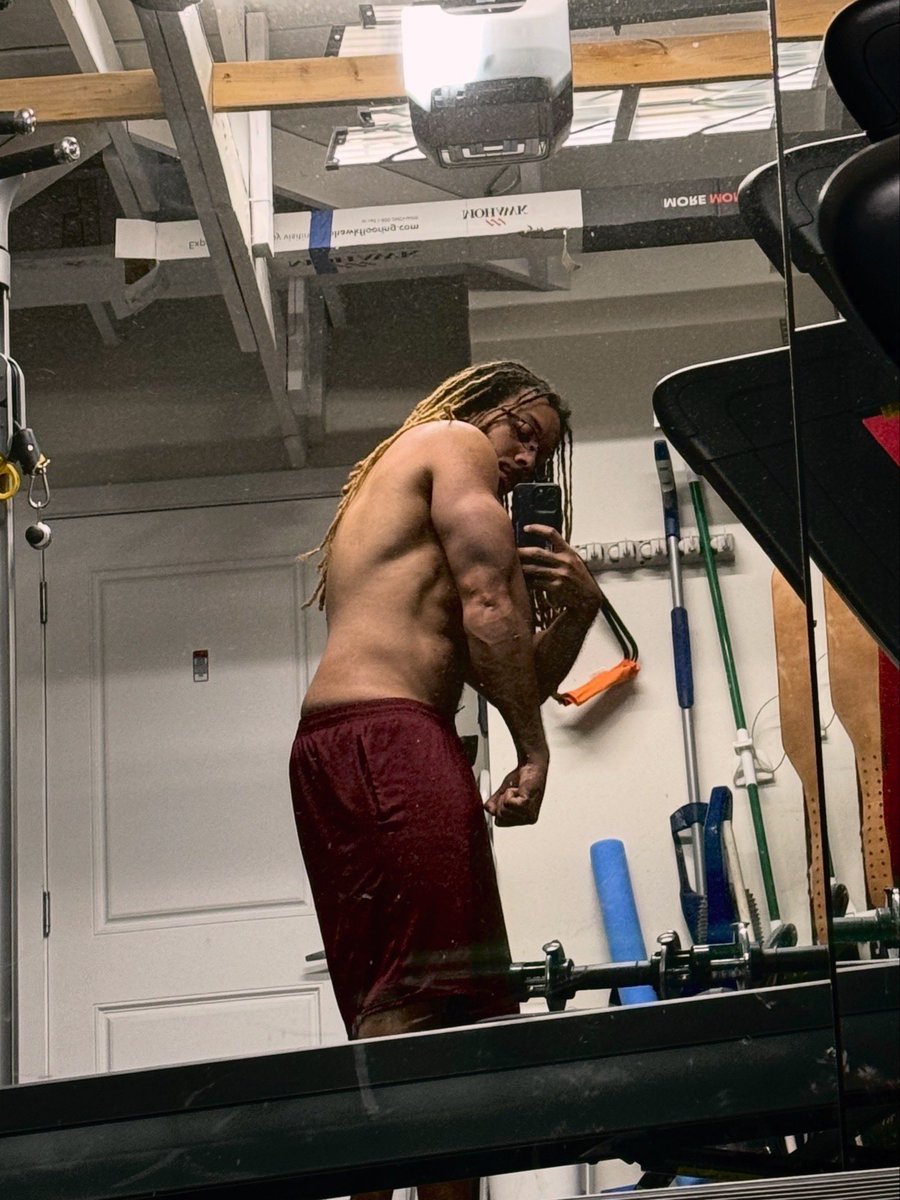 Back in the gym bulking up to 220 rn but much leaner than last time. Planning to cut back down to 200 for Arm Wrestling 😬