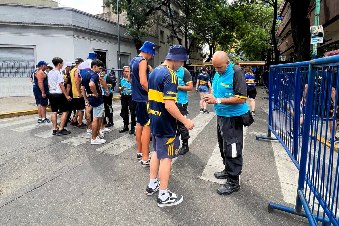 GabinoTapiaBA's tweet photo. 80 deudores alimentarios no pudieron ingresar a espectáculos en la Ciudad

Este fin de semana, durante la primera fecha de la #LigaProfesional, impedimos el ingreso a 5 alimentantes morosos a estadios de fútbol porteños.

Ya son 80 las personas que quedaron afuera de espectáculos deportivos y culturales en la Ciudad por no cumplir con la cuota alimentaria para sus hijos.