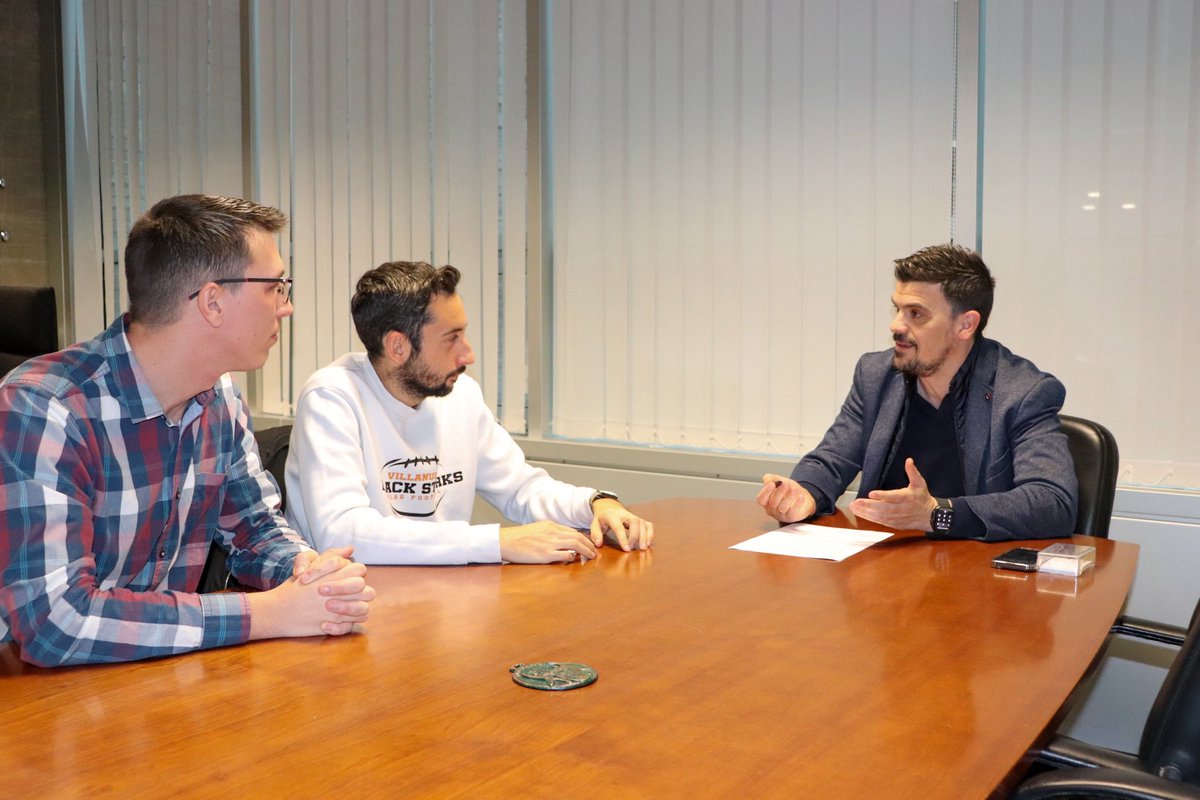 📌 Esta tarde, el director general de Jóvenes y Deportes <a href="/AmaroSanti/">Santi Amaro</a> ha mantenido una reunión con la Federación Extremeña de Fútbol Americano para escuchar sus propuestas, necesidades y seguir impulsando el crecimiento de este deporte en Extremadura. 🏈