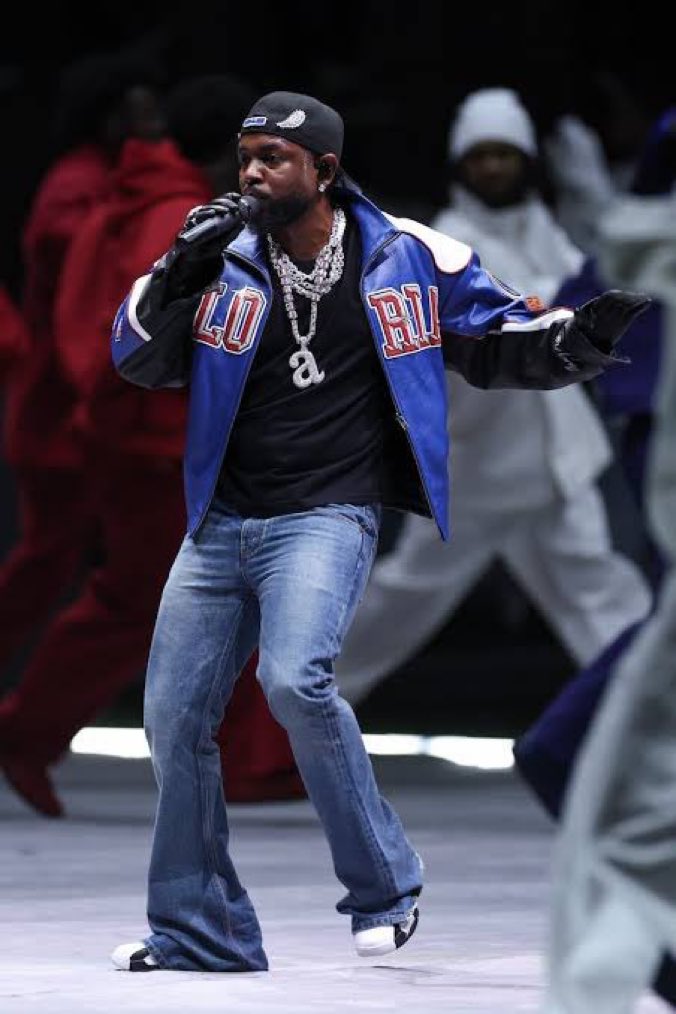 Tunde_T6's tweet image. They really deceived this guy into thinking his bigger than Drake.