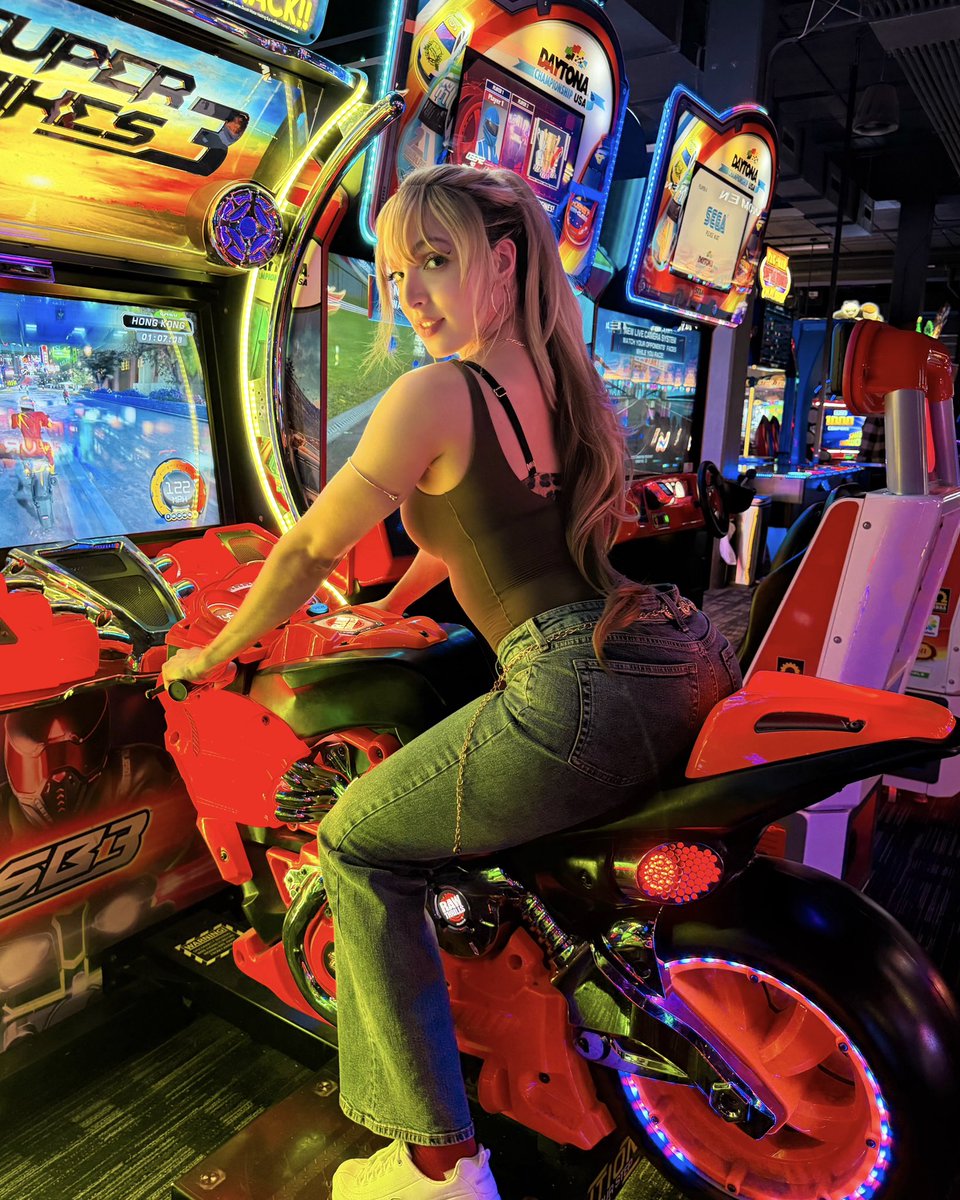 missbrisolo's tweet photo. arcade date? 🥰 https://t.co/acF7SsOVQe