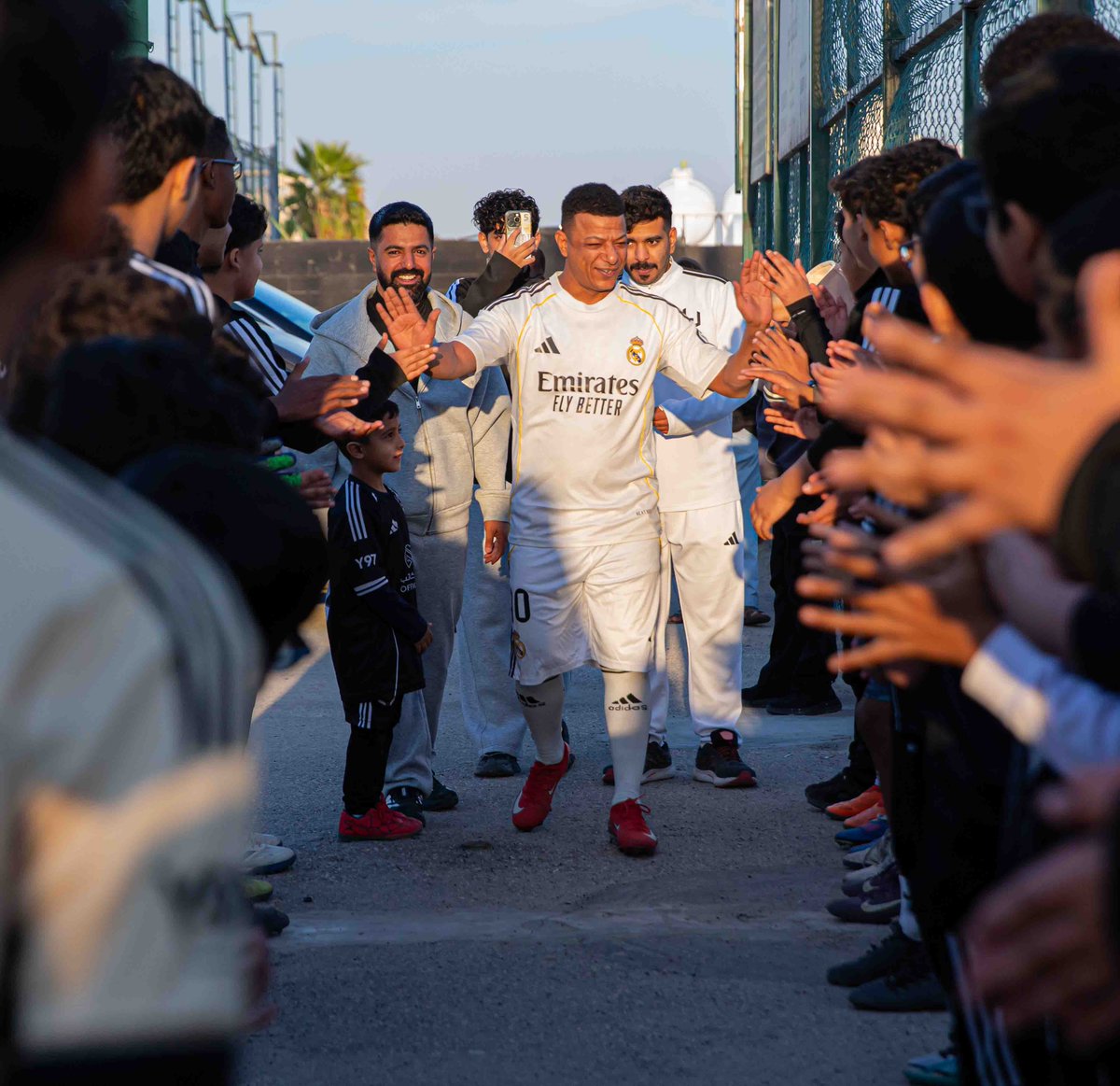 شبيه مبابي يزور #أكاديمية_ليدر ويترك أثرًا جميلًا ⚽✨