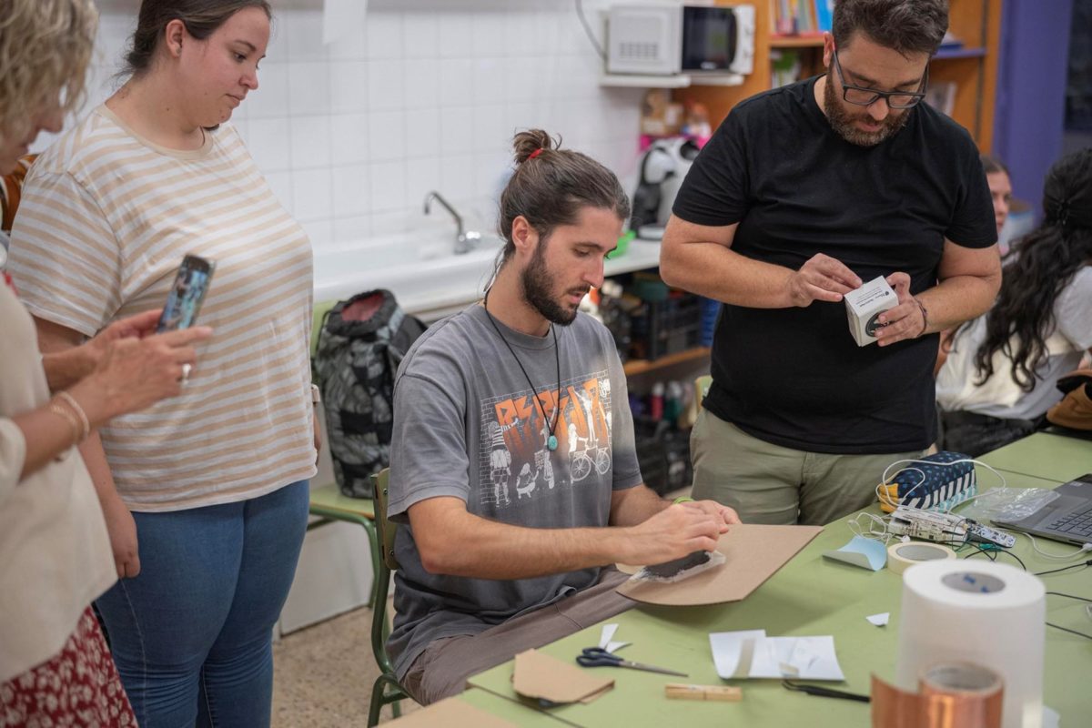 xavidominguez's tweet photo. Disseny i implementació d’una formació STEAM-maker per a docents referents. https://t.co/F371gtExdf #steam #makered https://t.co/ZmPCNtytBv