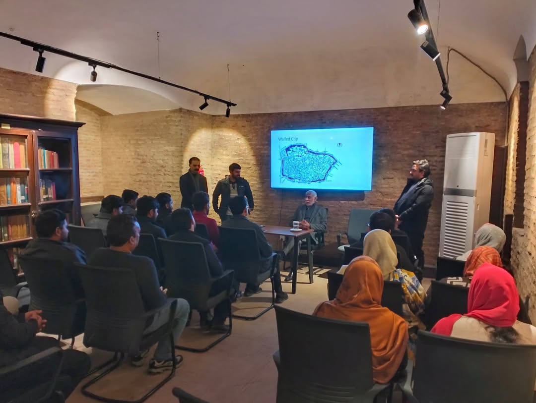 WCLAuthority's tweet photo. DG #WCLA delivering a lecture to the Tourist Guide Course participants at Akbari Mahal, Kutub Khana &amp; Archives, Lahore Fort.

#wcla #lahorefort #kutubkhan #touristguidecourse #historyoflahore https://t.co/yFSZmOvFV9