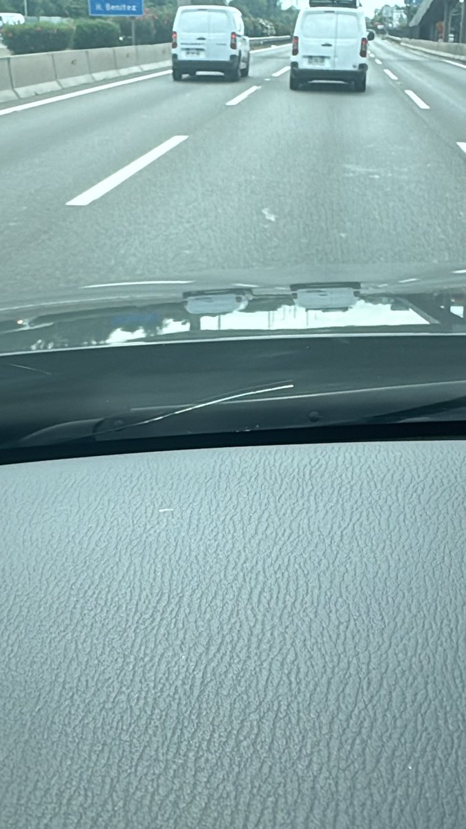danielamar75671's tweet photo. Me saltó una piedra, en el parabrisas de mi auto a la altura de Pedro fontova @Vespucio_Norte  quien se hace responsable del daño a mi vehículo? https://t.co/w8gJEvsbtl