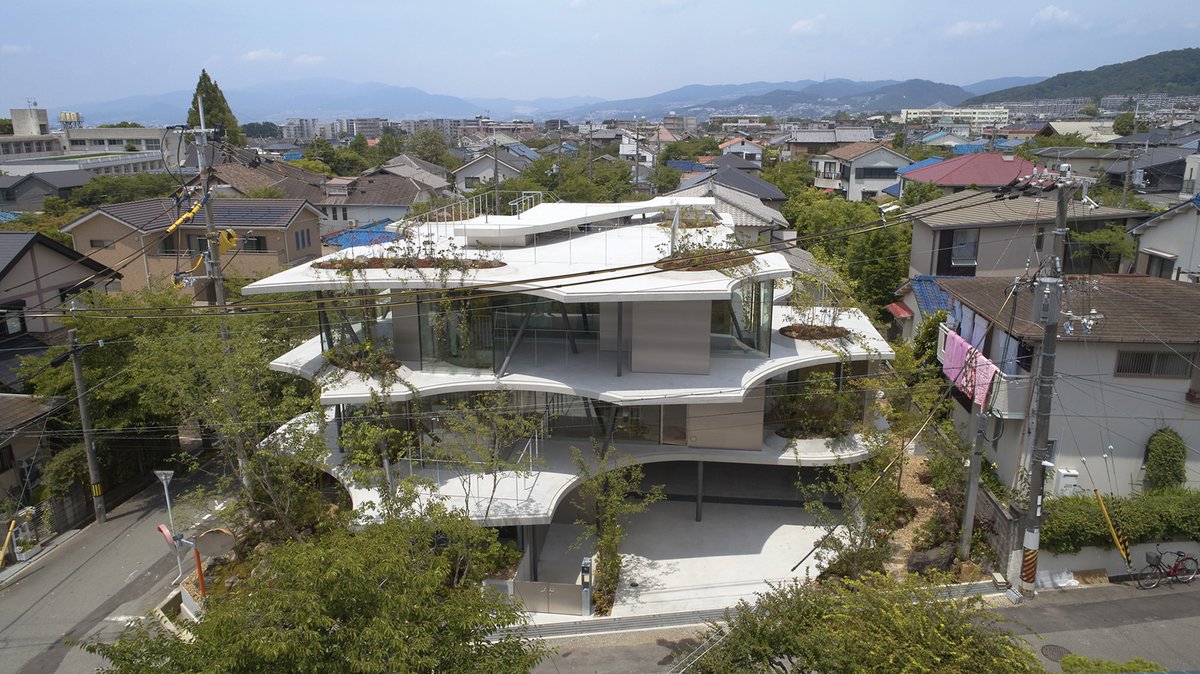 arqcommx's tweet photo. ¿Puede la tierra ser el edificio? 
Earth House de Tomohiro Hata en Osaka apila topografías de hormigón con estructura ramificada de acero. Capas que llevan luz, viento y jardines, creando secciones libres y espacios intercambiables. Radical, técnica y profundamente ambiental. https://t.co/ODAPLbbhVF