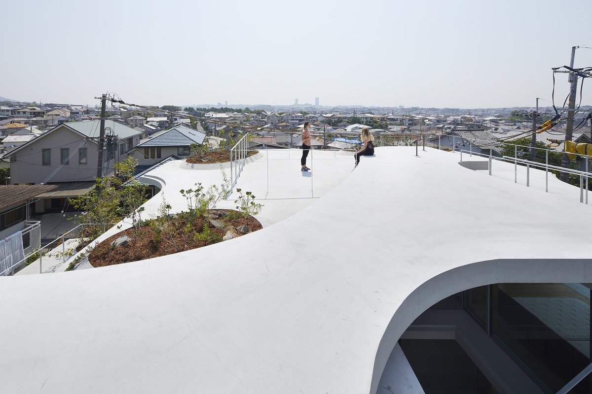 arqcommx's tweet photo. ¿Puede la tierra ser el edificio? 
Earth House de Tomohiro Hata en Osaka apila topografías de hormigón con estructura ramificada de acero. Capas que llevan luz, viento y jardines, creando secciones libres y espacios intercambiables. Radical, técnica y profundamente ambiental. https://t.co/ODAPLbbhVF