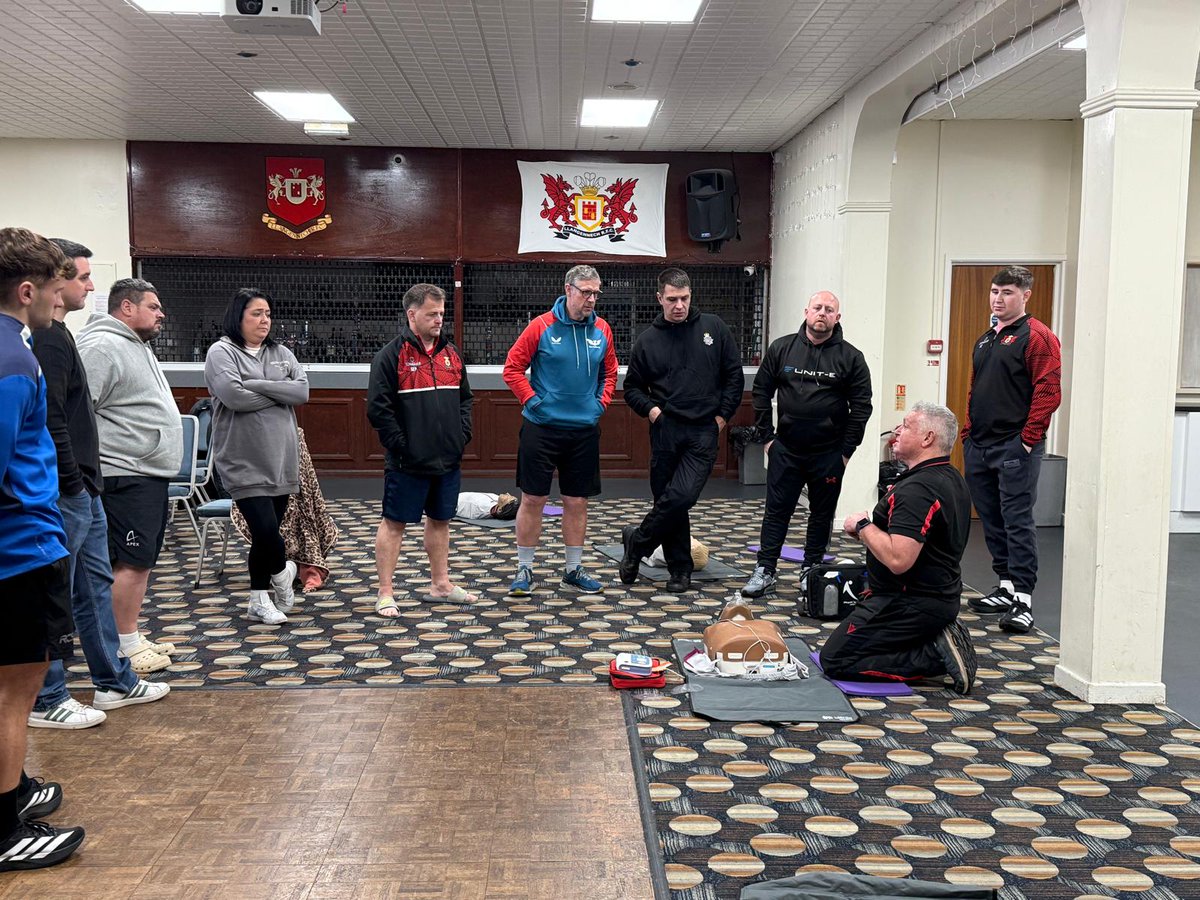 WRU_Community's tweet image. A fantastic evening @RFCLlangennech for #WRUFirstAid @timpoole959 keeping the room engaged whilst upskilling! Our #FirstAid courses #KeepRugbySafe and are free to all Clubs in Wales docs.google.com/forms/d/e/1FAI…