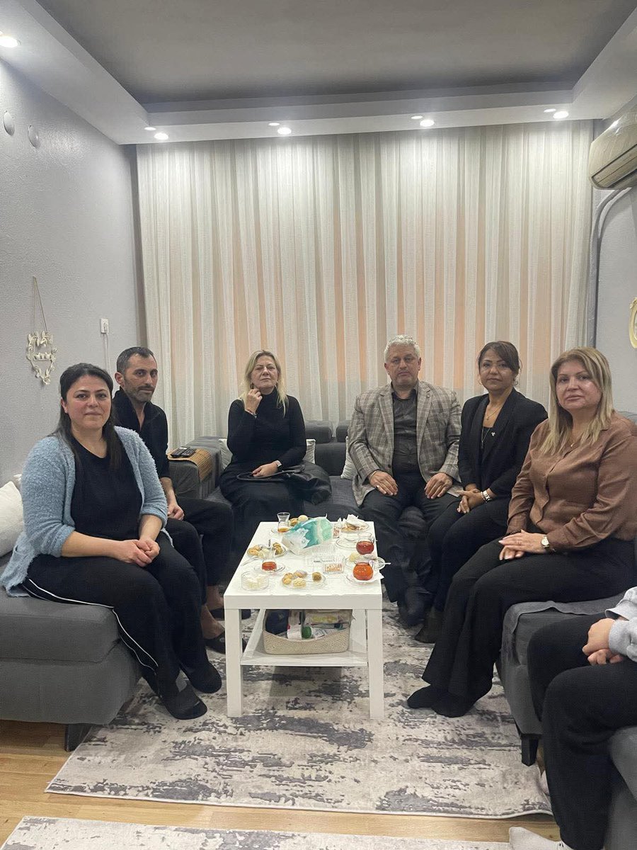 Geçtiğimiz hafta ameliyat olan Partimizin Ulubatlı mahallesi Başkanı Hasan Ümit Çelik i yönetim kurulu üyelerimiz ile birlikte ziyaret ederek geçmiş olsun dileklerimizi ilettik.