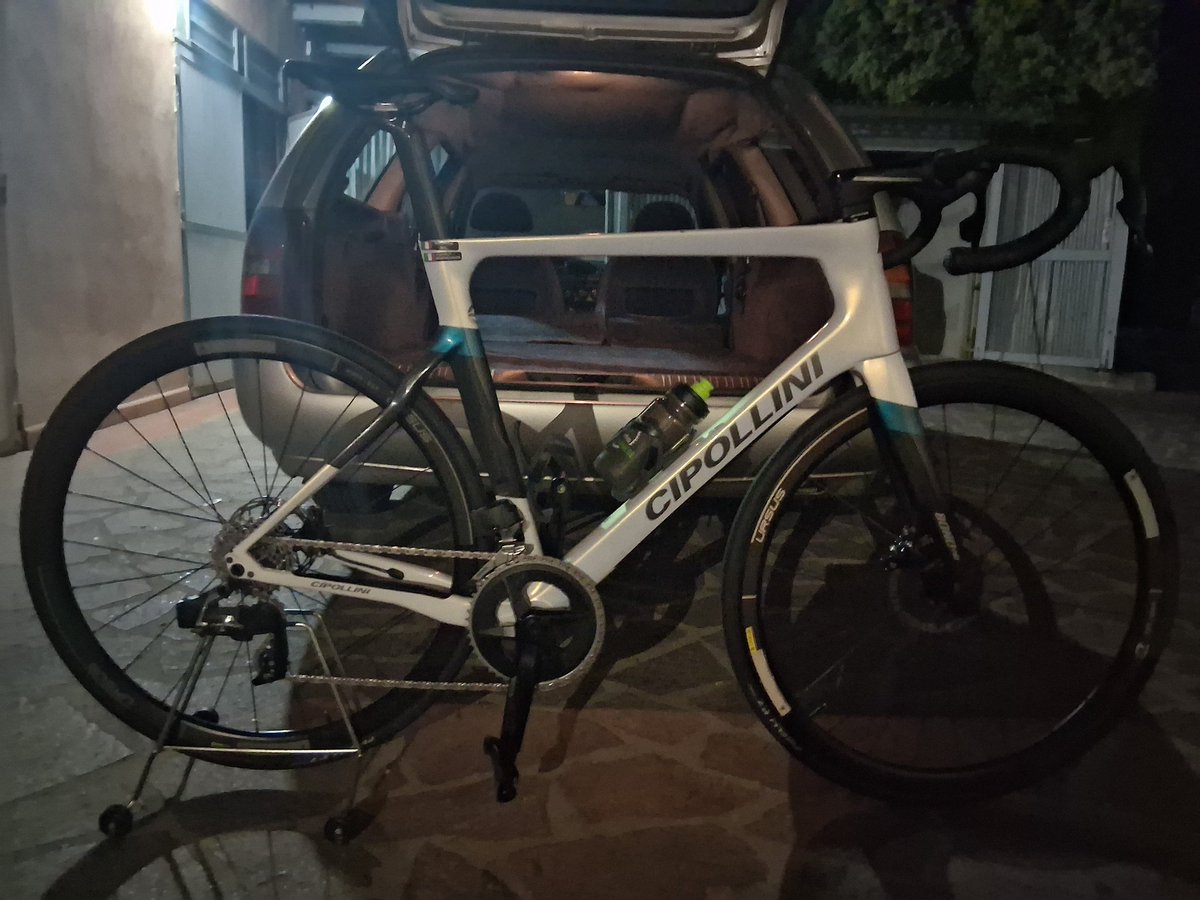 PierattiniGiac's tweet photo. Attenzione alle truffe online. Ho ordinato una lavatrice di ultima generazione a mia moglie e invece mi è arrivata questa. #cipollini #mcipollini #bondevo #bicicletta #biciclettadacorsa #cycling #ciclismo #ciclismosustrada #roadcycling https://t.co/twNu3GpqD9