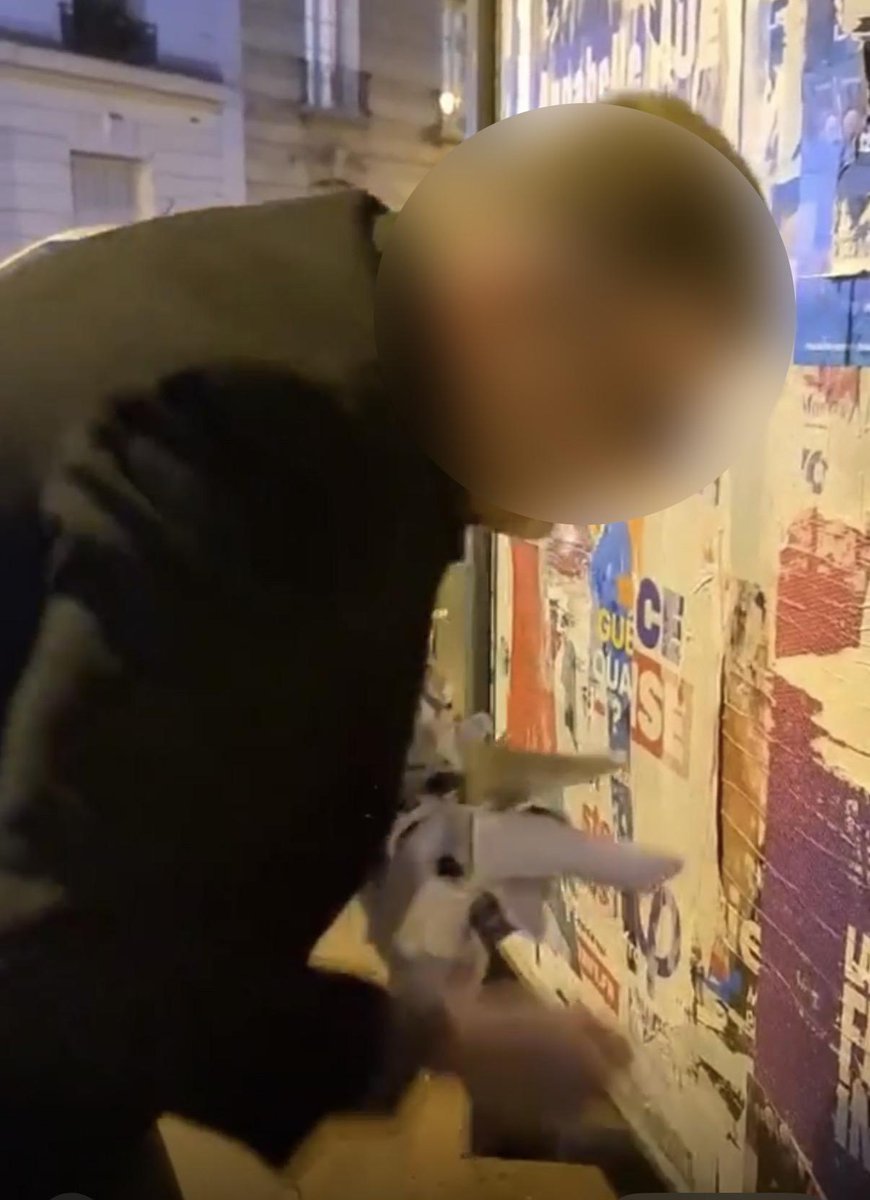 juliettemeadel's tweet image. Donc, ce soir, ça continue. Ce Monsieur, candidat sur la liste LFI à #Montrouge, continue de déchirer avec violence et agressivité TOUTES nos affiches, puis il les recouvre dans les 10 minutes de leur collage. Nous savons qui il est. Lui ne sait pas qu'en droit français, déchirer