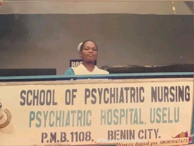 NigeriaStories's tweet photo. A Nigerian Nurse recreates her mother's photo 20 years later at the same spot in the same hospital in Benin, Nigeria 🇳🇬. https://t.co/EwUfG4H5E9