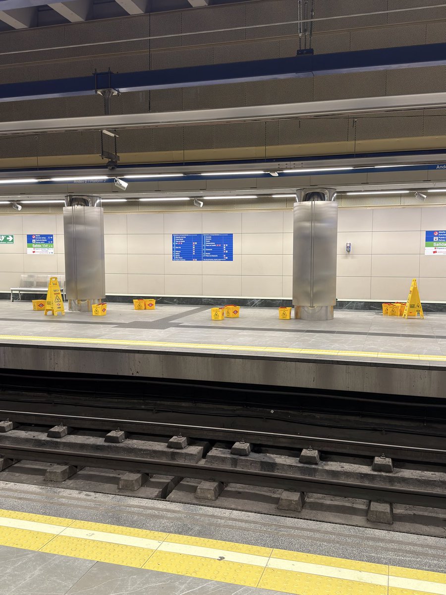 manupiano7's tweet photo. Las nuevas infraestructuras del tren español están hechas para poder reutilizar el agua de la lluvia. Que ecologistas somos 😍😍 https://t.co/jMzkZDW0oV