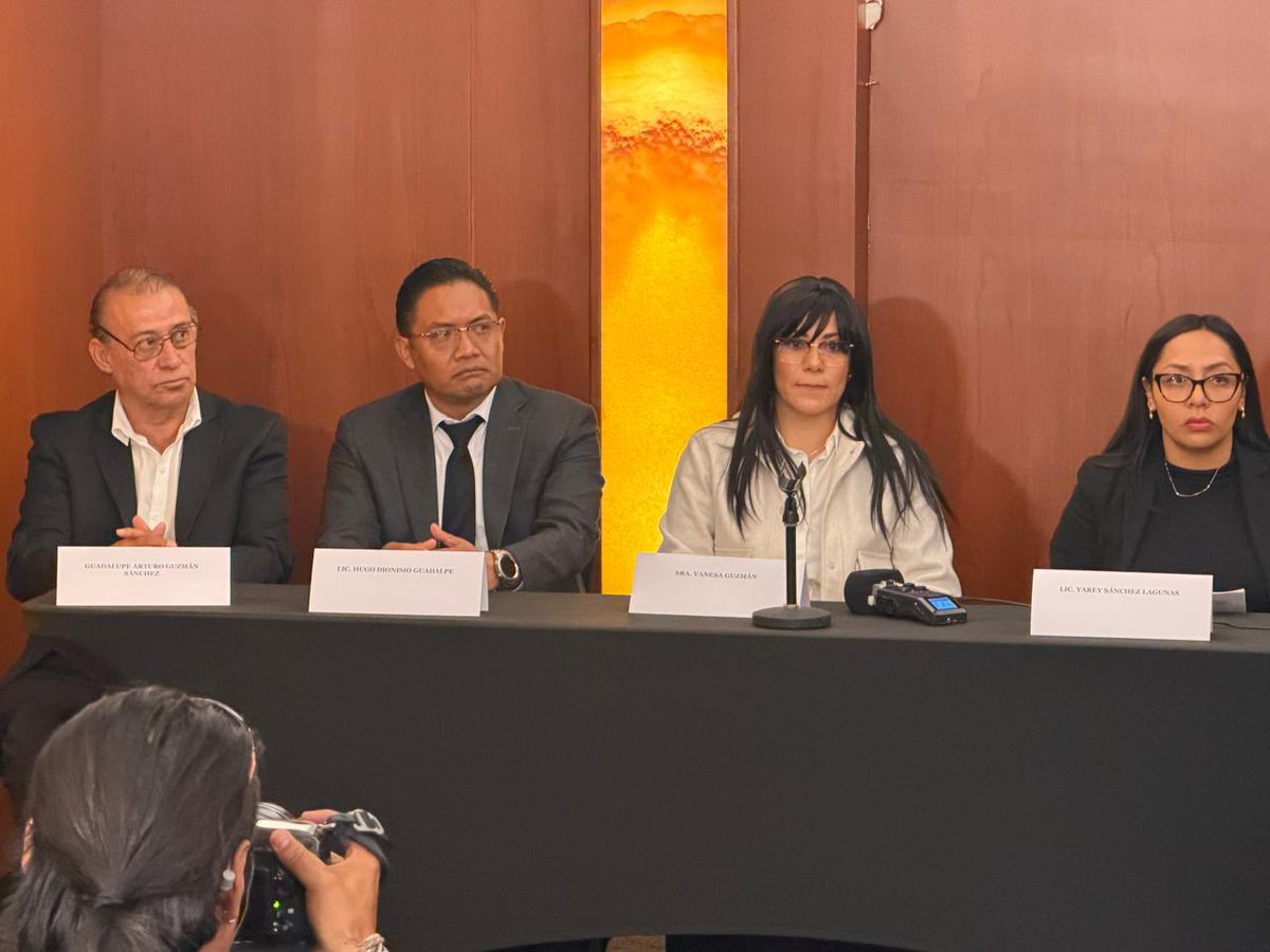 amarilloalarcon's tweet image. ‼️Abogados de personas desterradas a Estado Unidos, denuncian traición a la patria, acusaron que se violó la Constitución de México al enviarlos sin un proceso de extradición.
Por ello hicieron un llamado a la @SCJN para que se revise el proceso 
(1/2)