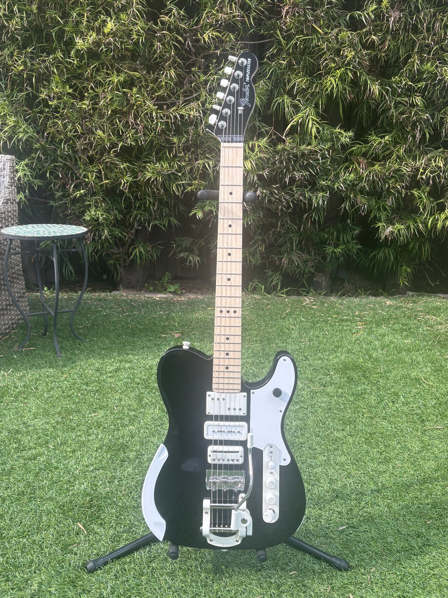 Loving the unique tones and versatility of this super light axe. 🤘

#Fender #Triplecaster #guitar #guitarist