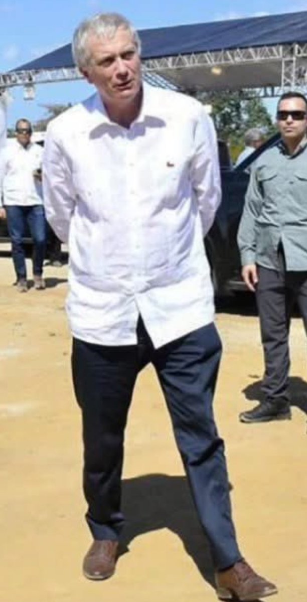 Kast anda con camisa afuera, sin corbata, lloren ahora fachos