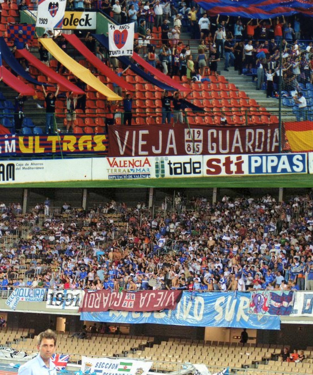 Kolectivo Sur (Xerez) 🔵⚪️ en su grada con pancarta al revés de Ultras Levante (Levante UD) 🔵🔴