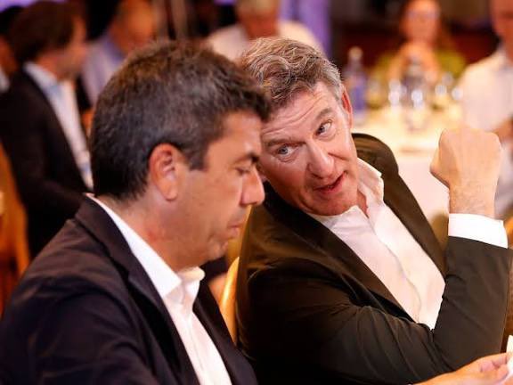 Feijoo dice que Oscar Puente no puede sentarse mañana en el Consejo de Ministros.

Él, mantiene a Mazón de Diputado,  3.634€ mes, oficina nueva,2 asesores, 🚘 oficial y 8.000€ más por una comisión que no se reúne desde hace 5 años.

No olvidar las fiestas que hizo en su honor.