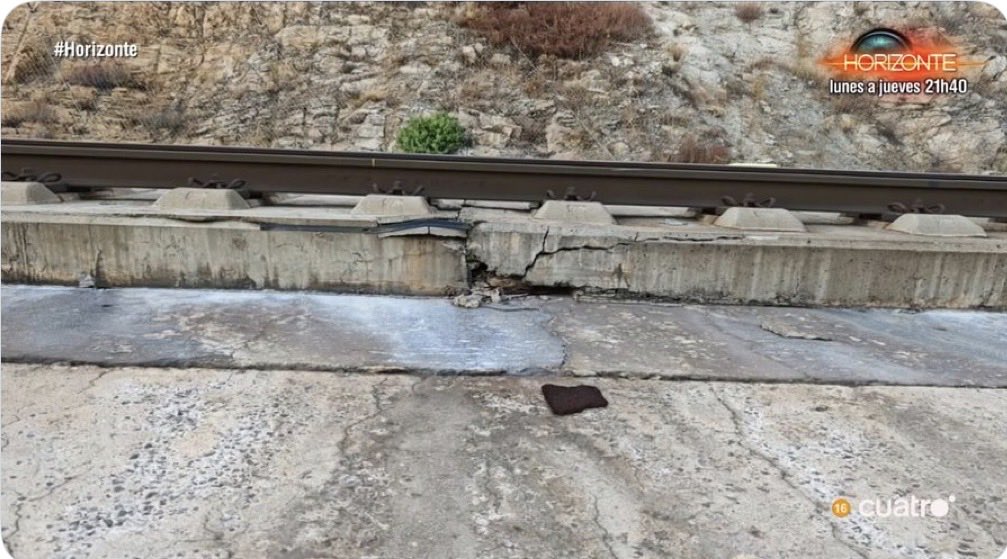 Imágenes exclusivas que en estos momentos nos está mostrando  el programa de Iker Jiménez #Horizonte 

Un trabajador de Renfe cuenta que avisó de esta grieta y le pidieron hacer fotos cada día para ver su evolución. Ni reparación ni sustitución!