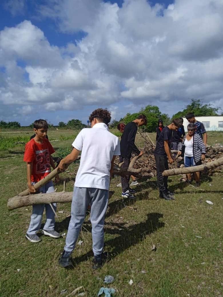 SoniaCamachoGl1's tweet photo. #EducaciónEncrucijada #CubaEstáFirme #UnidosPorCuba Ante situaciones difíciles lo importante es la colaboración de todos. Aportan nuestros estudiantes a la cocción de los alimentos apoyando con la recogida de leña. 
#CubaEduca @CubaMined @Yamilet50088609 https://t.co/MNirF3FwjR