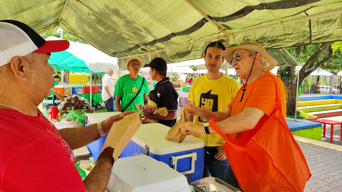 falavi2005's tweet image. El dirigente empresarial Alejandro De Lima Bóhmer, candidato al Senado (#18 del Frente Amplio Unitario), asumió el compromiso de impulsar leyes hacia una "Colombia con hambre cero", lo hizo tras visitar  mercados orgánicos campesinos. @elmasfelix @QuijoteNews @tutoalban