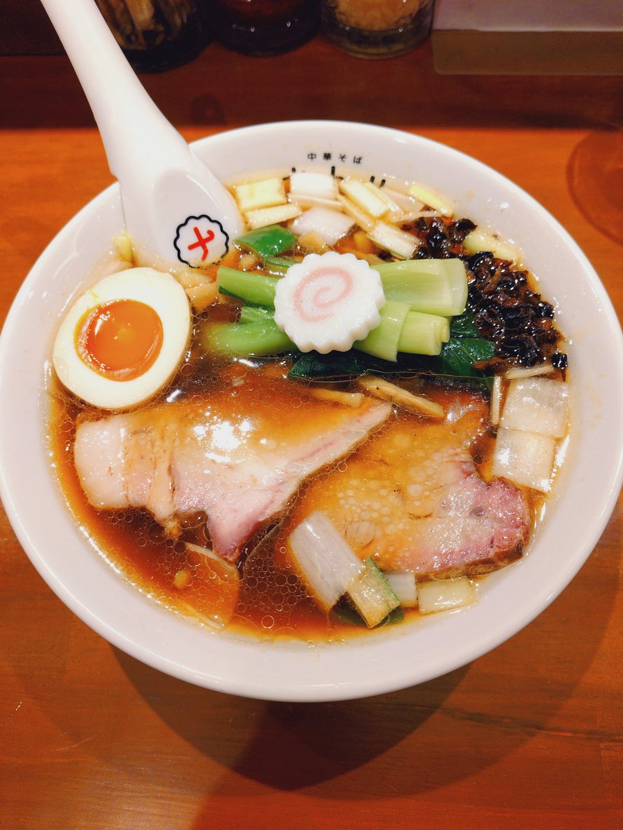 n2RNUTGxqt33py2's tweet image. 中華そばナトリ@伊勢原
中華そば(小盛150g)

まだ開店1ヶ月ちょいだけど中々の話題な新店🍜
メニューは中華そばだけの潔さ☝️
至って普通の中華そばを美味しく作りました😳‼️って感じで上に載る具材もボリューム満点👍
今と懐かしさ混在するラーメンらしくとても好印象でした🎶

ご馳走様でした🈵✨💯🙆