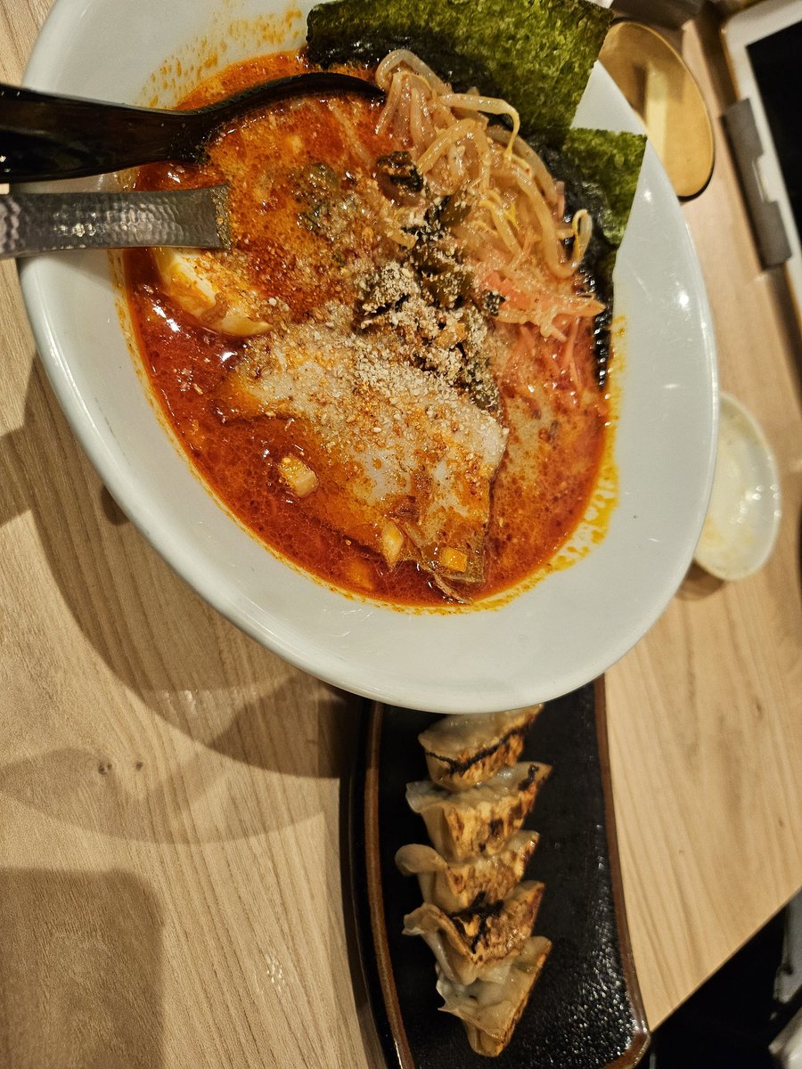 昨日は1人ラーメン🍜

やっぱり体に悪いものは　
美味しいw

でもたまにでいいかなw😅
濃すぎて頻繁には全然
いらない。w

最近寒いかは温かいもの
食べたくなるけど
最近、肉系統。
抜いてたら食べれなくなってきたw😅

そんなこんなで今日も１日ご安全に‼️