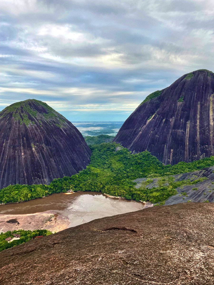 Anamariarmr's tweet image. Creo que no nos detenemos a pensar lo suficiente en la increíble geografía de este país 💚

Aquí los Cerros de Mavicure en Guainía