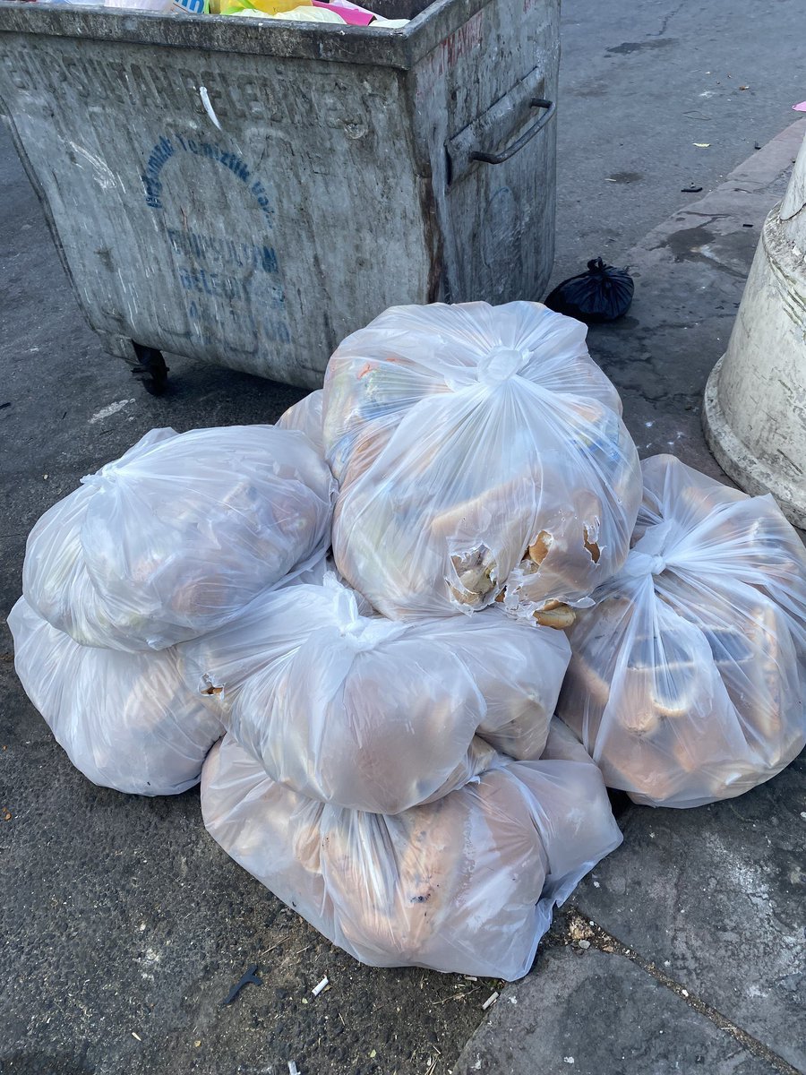 Allah ﷻ hayatımızdan bereketi alırsa, cebimizdeki  paramızla aç kalır, yağmurlu havada susuz kalırız.

Basîret yâ Rabbenâ…