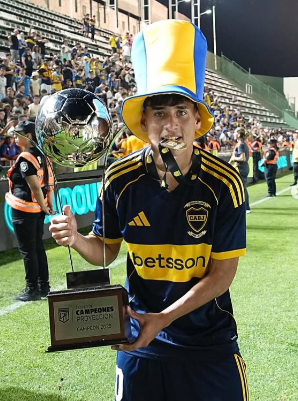 Tomás Aranda hoy fue otro de los de los juveniles que se sumo hoy por decisión de Claudio Úbeda

🔎Tiene 18 años, es volante ofensivo, fue clave con 2 asistencias en  el Trofeo de Campeones de reserva contra Vélez

 ✍️Tiene contrato hasta diciembre de este año

<a href="/EmilianoRaddi/">Emiliano Raddi</a>