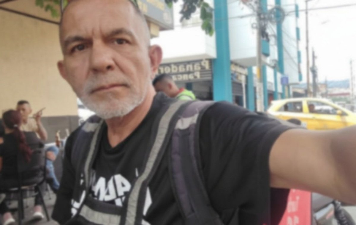 sxntxxgx2_0's tweet image. 🚨🚨 OJO CON ESTE HOMBRE: hoy estaba fuera de un colegio ubicado en la ciudad de Medellín llamado CUMBRES. Lo que hacía el hombre es seguir a las niñas y les decía cosas, abusando verbalmente. Está foto se la tomé al intentar grabar y me intentó atacar #Medellín