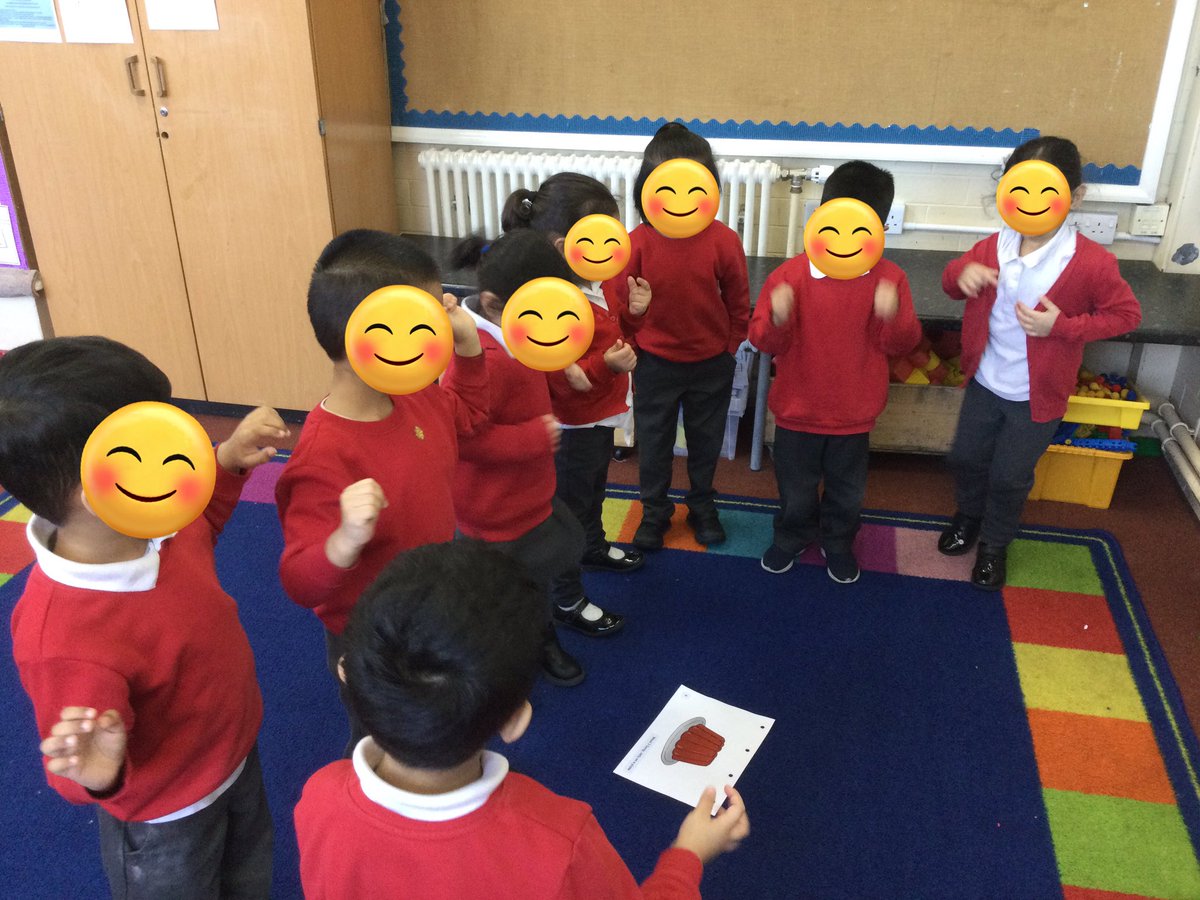 LeighPrimary's tweet photo. Nursery children were fantastic during our ‘Early Talk Boost’ session. We enjoyed tasting jelly and talking about the some of the different senses- see, taste, smell and touch. They enjoyed dancing to the song - jelly on the plate. @voice21oracy #lifelonglearners #Earlytalkboost https://t.co/UnnJN5XAnW