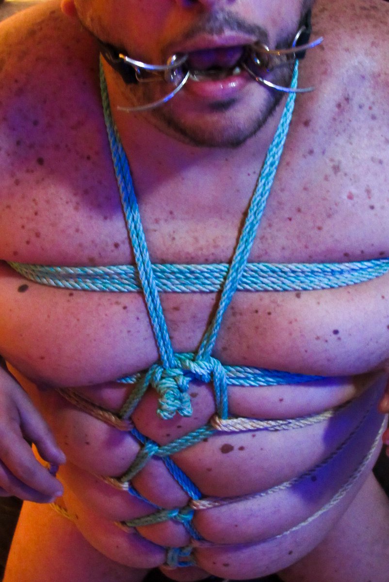 Así me encanta poner a mi cerdo hermoso. Un maldito sádico y bien goloso. A boca abierta para echarle toda la leche en la boca. Porque ajuro se la tiene que tragar. Por maldito sádico... TQM <a href="/ccsleather/">Leatherccs</a> 💙