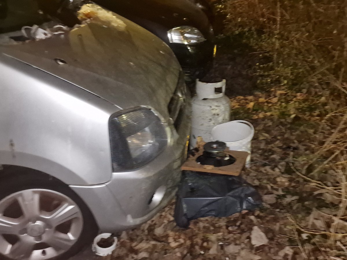 Gasfles op straat en auto als vuilnisbak in Maassluis