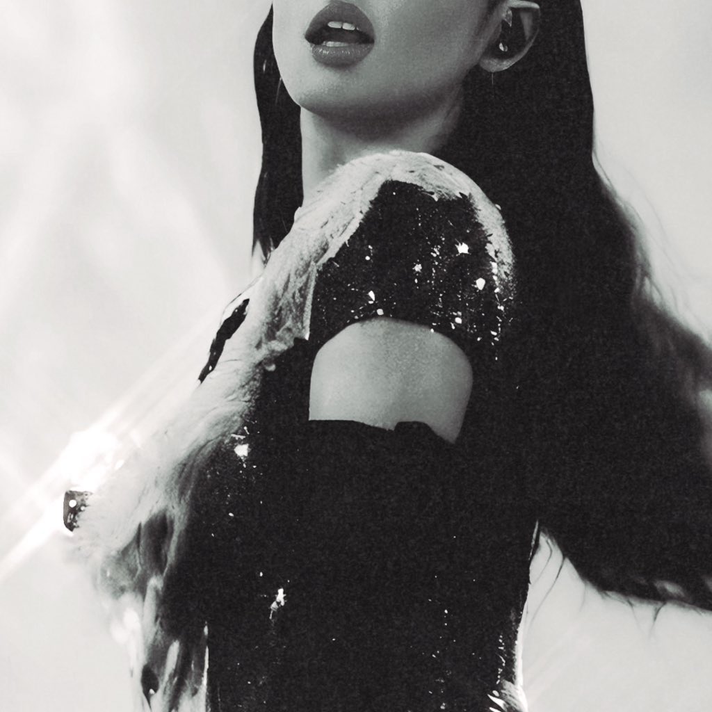 4url0v3_'s tweet image. It’s not a BLACKPINK finale if JENNIE isn’t dressed like a hot wife at her husband’s funeral